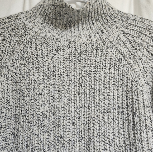 Like new, sweater ✨️ Size small - Picture 3 of 11